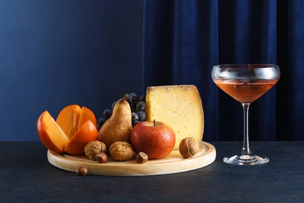 Arrangement Von Käse Früchten Einem Glas Rosenwein Auf Blauem Hintergrund — Stockfoto