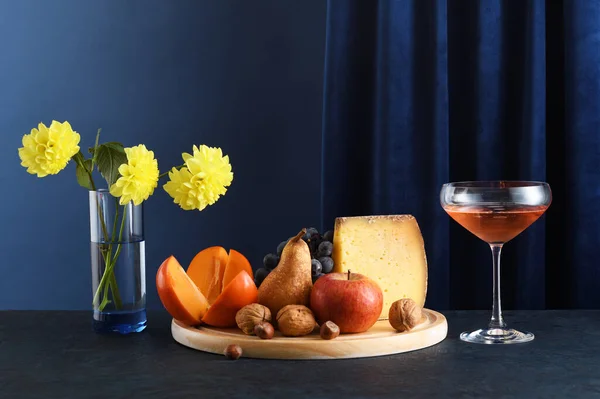 Ein Arrangement Aus Käse Früchten Einem Glas Rosenwein Und Gelben — Stockfoto