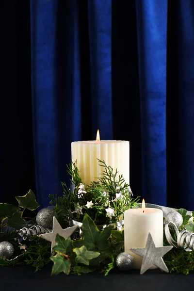 青い背景にクリスマスの装飾が施された2つの白いキャンドル — ストック写真
