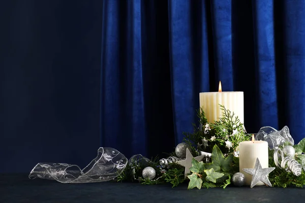 Duas Velas Brancas Com Decoração Natal Fundo Azul — Fotografia de Stock