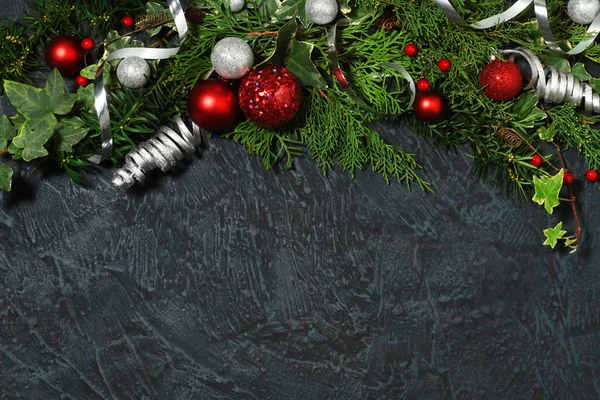 濃い青の背景にクリスマスの飾り — ストック写真