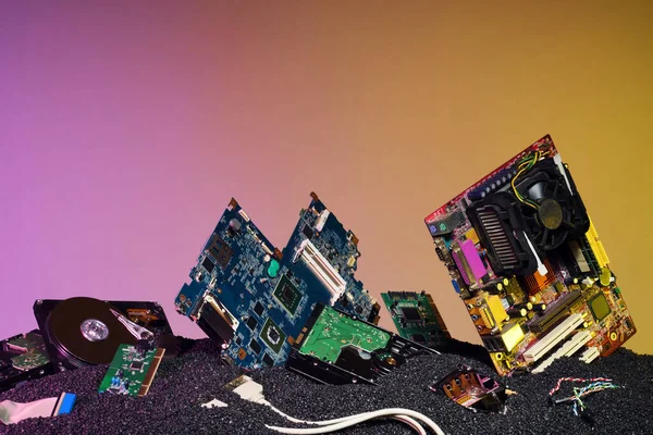 Verlaten Oude Computercomponenten Bedekt Met Zwart Zand — Stockfoto