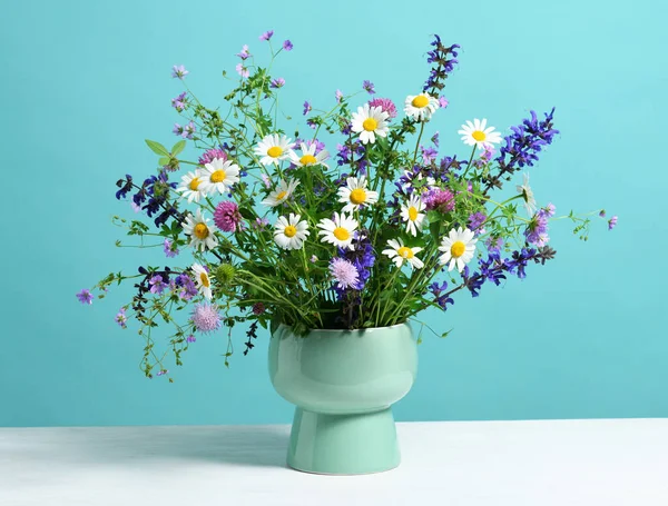 Váza Gyönyörű Tavaszi Csokor Egy Zöld Háttér — Stock Fotó