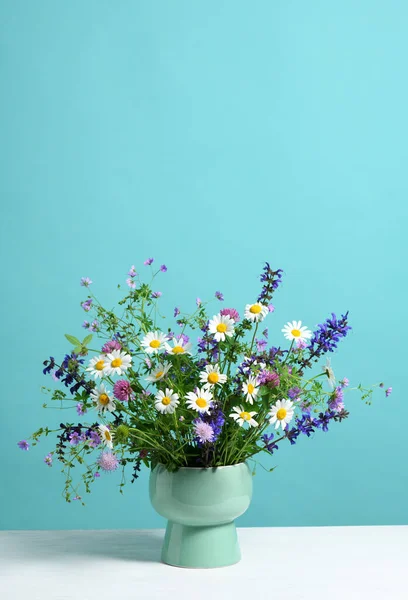 Vase Mit Schönem Frühlingsstrauß Auf Grünem Hintergrund — Stockfoto