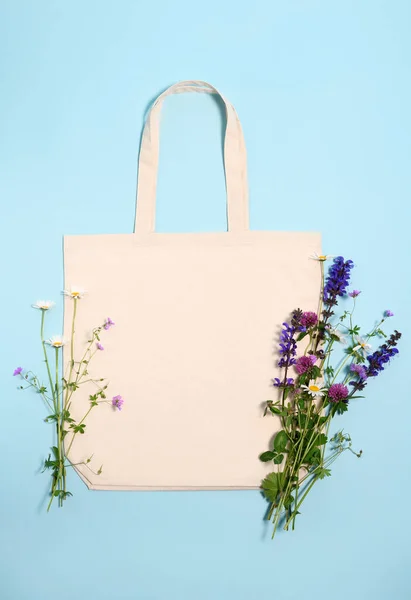 Bolsa Algodão Bege Com Flores Silvestres Fundo Azul Claro — Fotografia de Stock