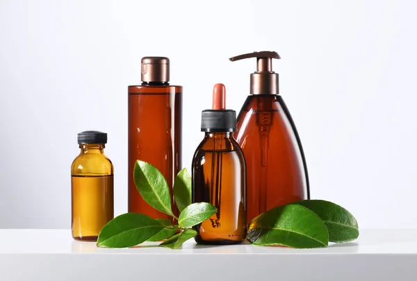 Sada Kosmetických Hnědých Výrobků Zelenými Listy — Stock fotografie