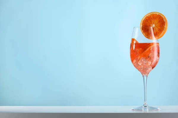 Copo Aperol Spritz Cocktail Fundo Azul Claro — Fotografia de Stock
