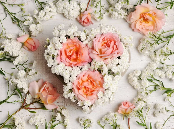 Arrangemang Rosa Rosor Och Vita Blommor — Stockfoto