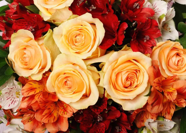 美丽的花和黄色的玫瑰 — 图库照片
