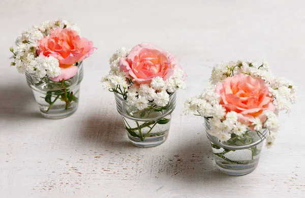 Bloemen Arrangement Van Roze Rozen Witte Bloemen — Stockfoto