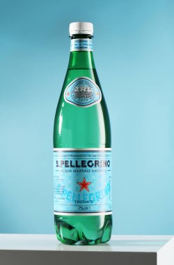 Piazza Brembana, İtalya, 18 Mart 2023. Bir şişe San Pellegrino. 