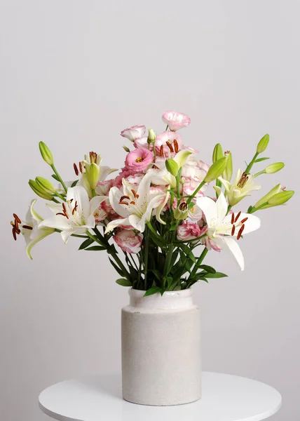 Váza Krásnou Elegantní Kyticí — Stock fotografie