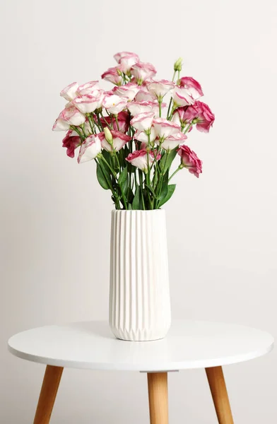 Váza Gyönyörű Elegáns Csokorral — Stock Fotó