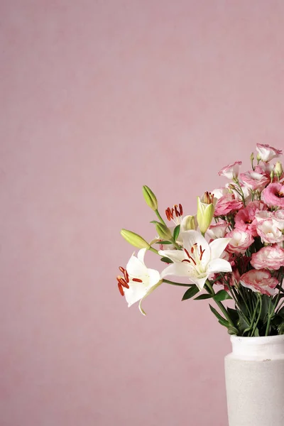 Vas Med Vacker Elegant Bukett Rosa Bakgrund — Stockfoto