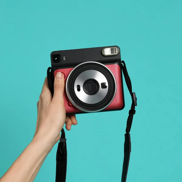 Mão Com Câmera Instantânea Fundo Hortelã — Fotografia de Stock