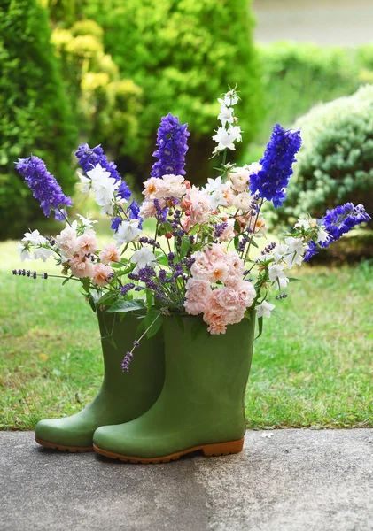 Rubber Boots Beautiful Bouquet Garden — Stock Photo, Image