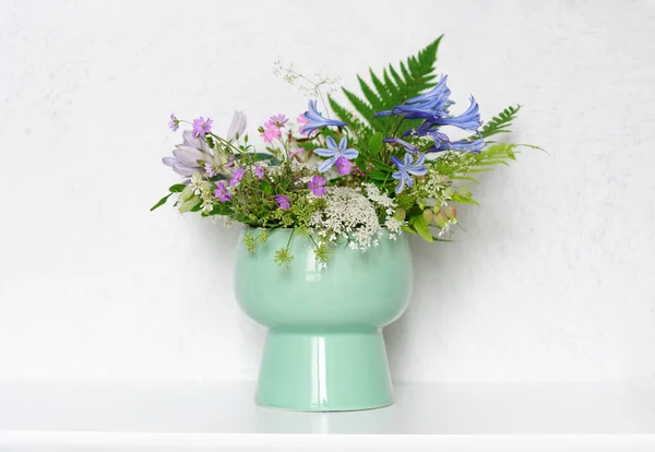 Vase Mit Schönen Einfachen Blumen Nahaufnahme — Stockfoto