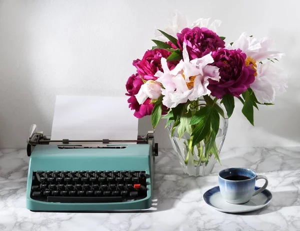 タイプライター コーヒーと牡丹のカップでレトロなスタイルの静物画 — ストック写真
