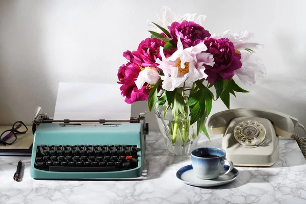 タイプライター コーヒーと牡丹のカップでレトロなスタイルの静物画 — ストック写真