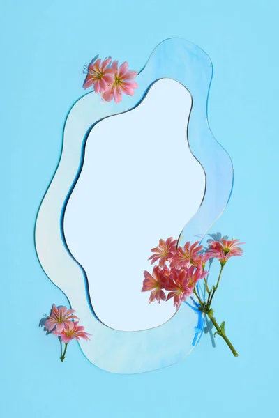 Vacker Abstrakt Bakgrund Med Spegel Och Rosa Blommor — Stockfoto