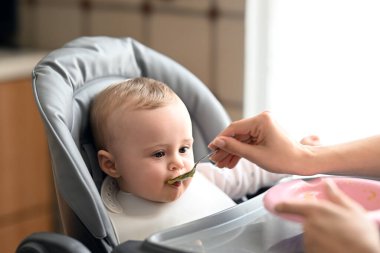 Küçük bebek zevkle yer sebze püresi