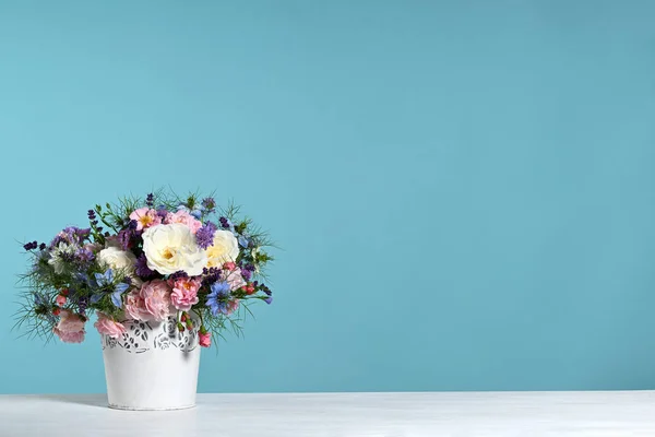 Schöner Strauß Mit Weißen Und Rosa Rosen Auf Hellblauem Hintergrund — Stockfoto