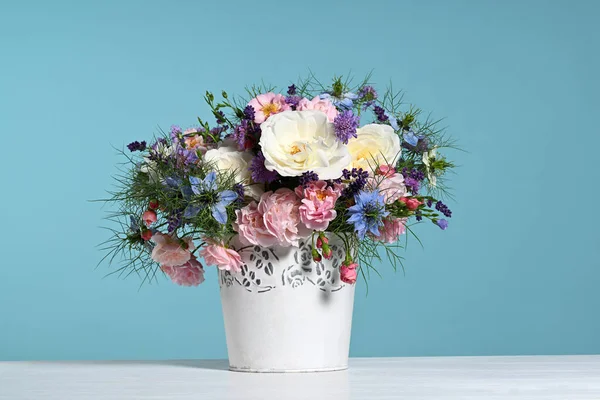 薄青の背景に白とピンクのバラの美しい花束 — ストック写真