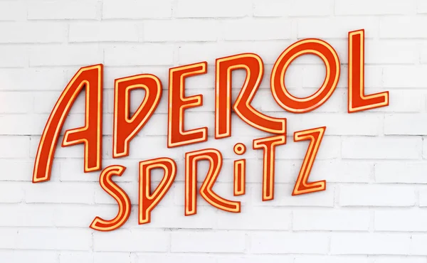 Kilonia Niemcy Czerwca 2023 Logo Aperol Spritz Białej Ceglanej Ścianie — Zdjęcie stockowe