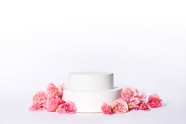 Beyaz podyumlu şablon ve pembe küçük güller