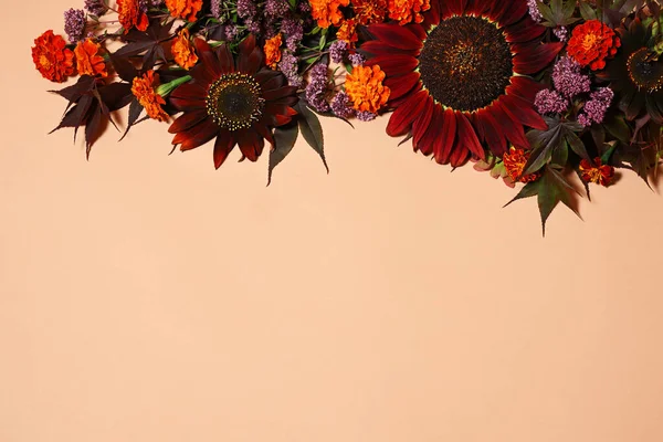 Bård Röda Och Orange Blommor Beige Bakgrund — Stockfoto
