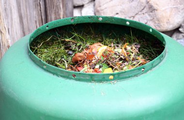 Bahçedeki gübre kabını kapatın.