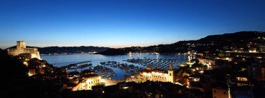 Lerici 'nin güzel akşam manzarası. Liguria, İtalya