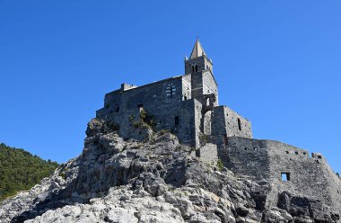Portovenere 'deki Aziz Peter Kilisesi' nin deniz manzarası. Liguria İtalya