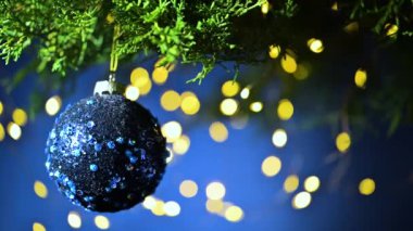 Mavi takı ve ışıklarla Noel ağacı dalları