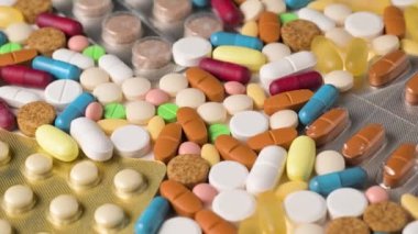 Çok renkli haplar ve kapsüller. Yavaşça döndür