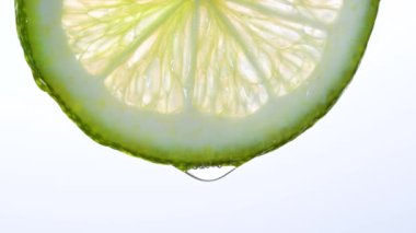 Meyve suyuyla limon dilimi. Yakın çekim.