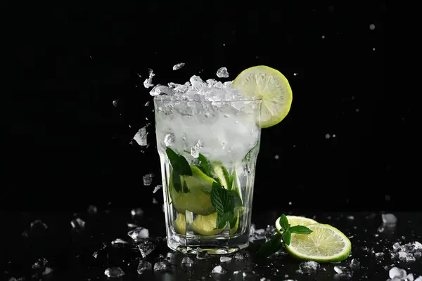Glas Med Mojito Cocktail Och Lime Svart Bakgrund Stockbild