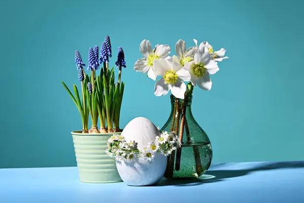 春の花と装飾されたイースターエッグ — ストック写真