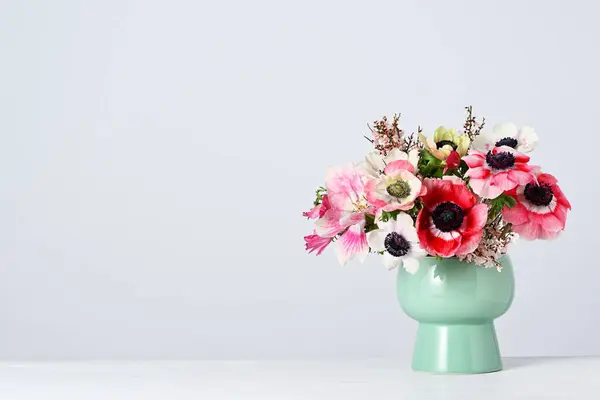 Vase Avec Belles Anémones Sur Blanc Photos De Stock Libres De Droits
