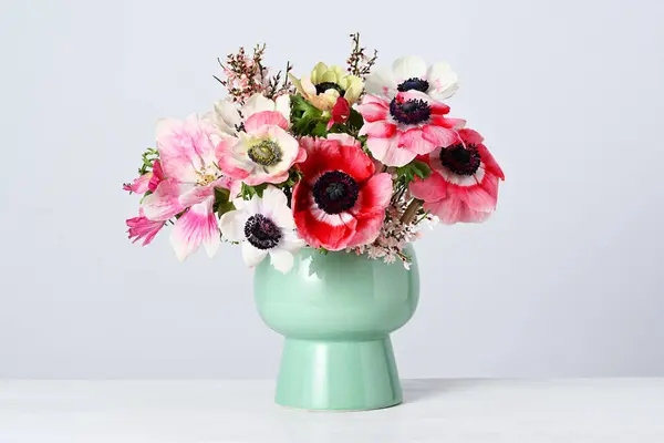 Váza Krásnými Sasankami Bílém Royalty Free Stock Obrázky