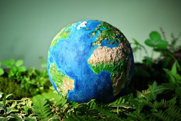 Ručně Vyrobený Model Země Zblízka Zelenými Listy Royalty Free Stock Fotografie