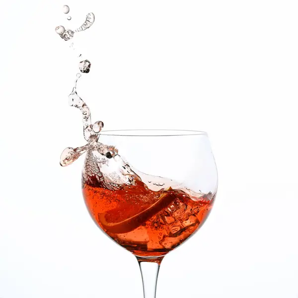 Aperol Spritz鸡尾酒在白色背景上飞溅 免版税图库照片