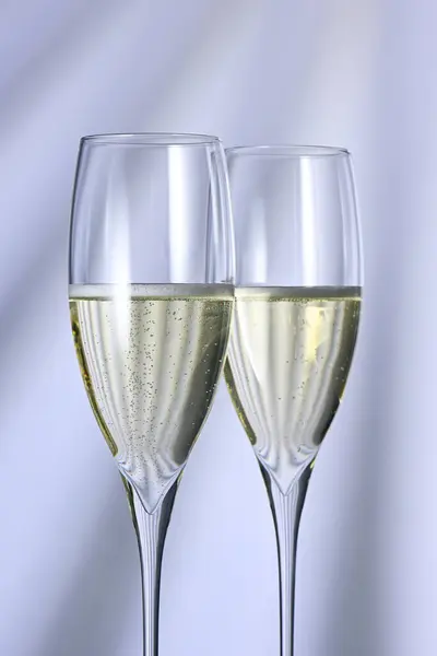 背景明亮的两杯香槟酒 图库图片