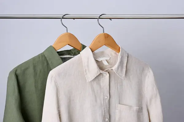 Camisas Lino Beige Verde Colgadas Perchas Madera Imagen De Stock