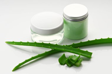 Yüz nemlendirici ve aloe yakın çekim.