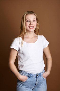 Kahverengi arka planda güzel sarışın kadın portresi