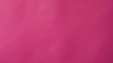 Olgun kirazlar dökülen suyla