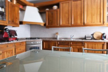 Mutfak odasındaki boş cam masa.