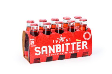 Bergamo, İtalya, 29 Temmuz 2024. Beyaz arkaplanda aperatif Sanbutter paketi