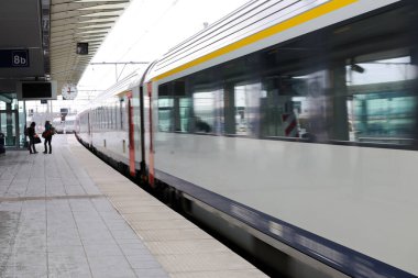  Tren istasyonunda hareket halinde.